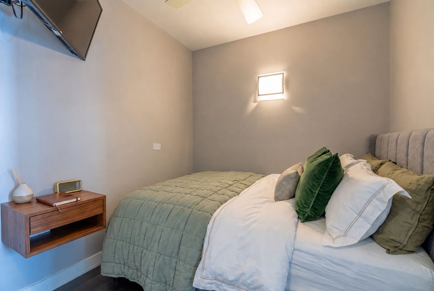 Chicago Condo: 1660 N La Salle Dr