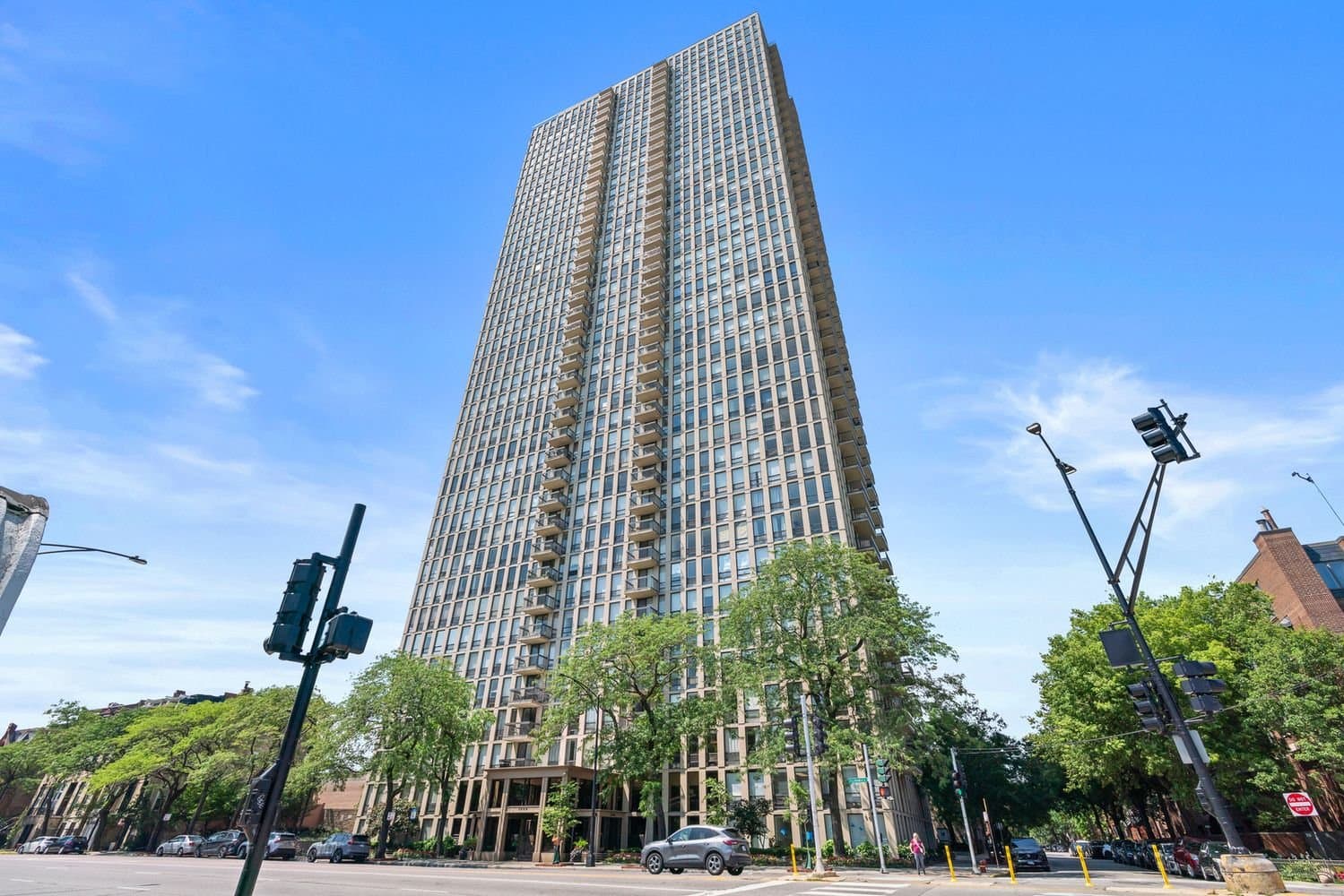 Chicago Condo: 1660 N La Salle Dr