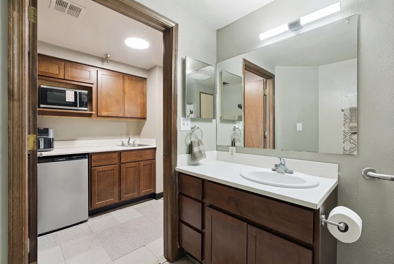 Edmond Apartment: 1300 E Ayers St