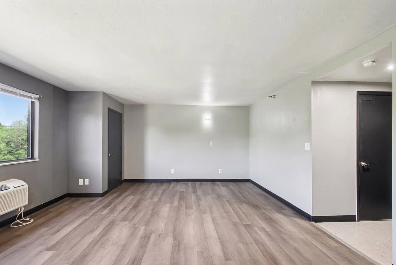 Edmond Apartment: 1300 E Ayers St
