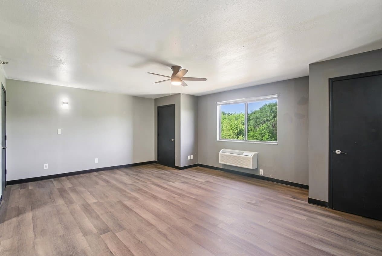 Edmond Apartment: 1300 E Ayers St