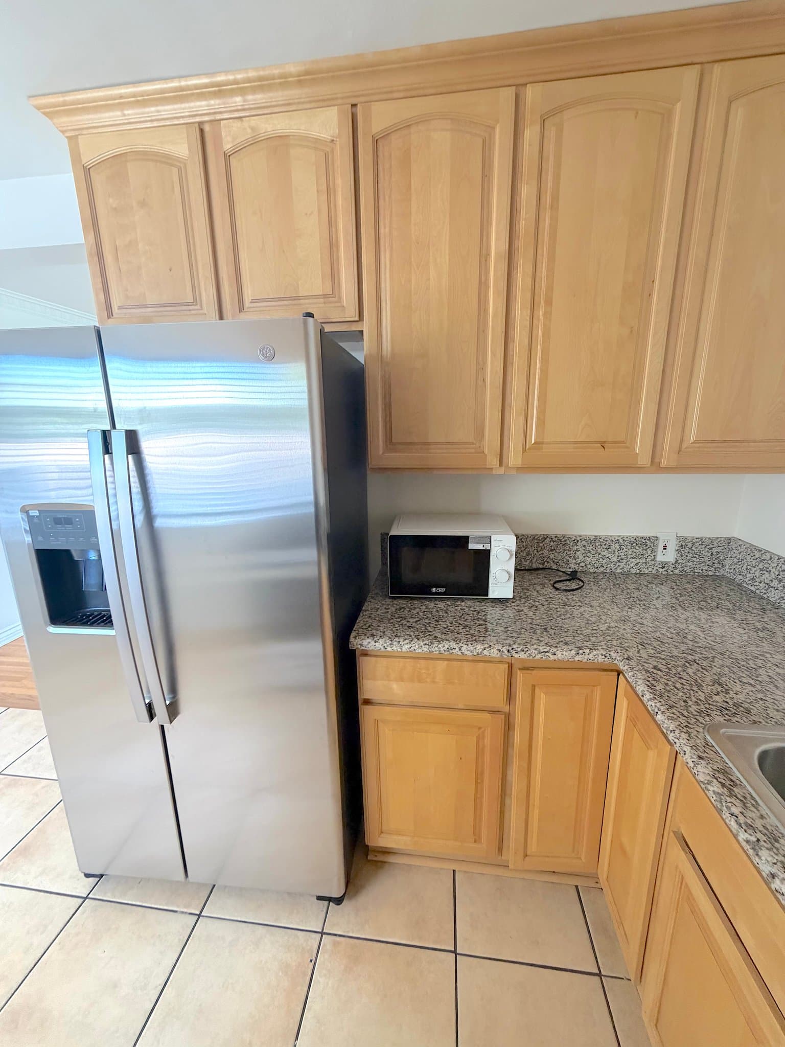 Los Angeles Apartment: 1253 N Mansfield Ave