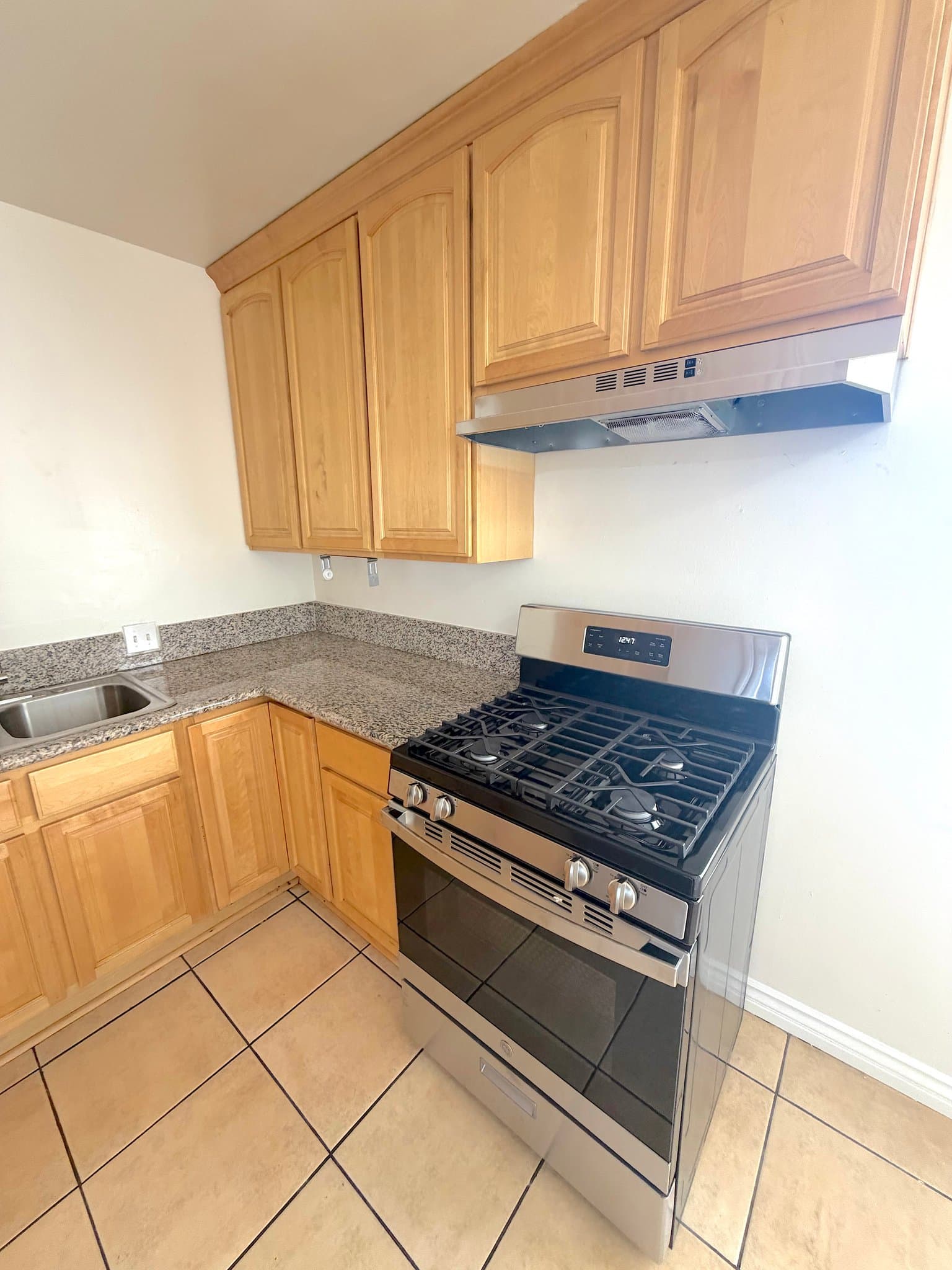 Los Angeles Apartment: 1253 N Mansfield Ave