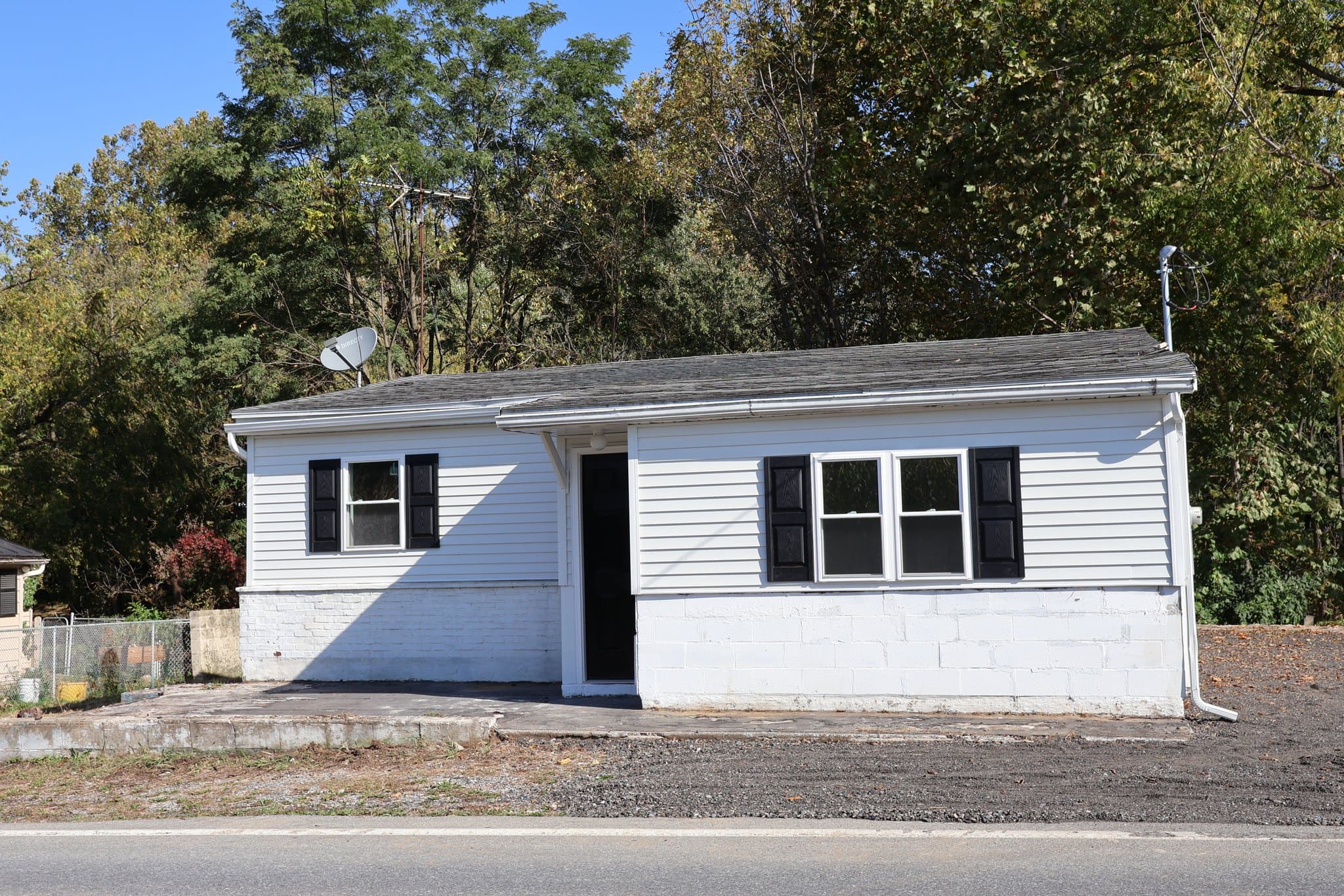 Manheim House: 647 S Chiques Rd