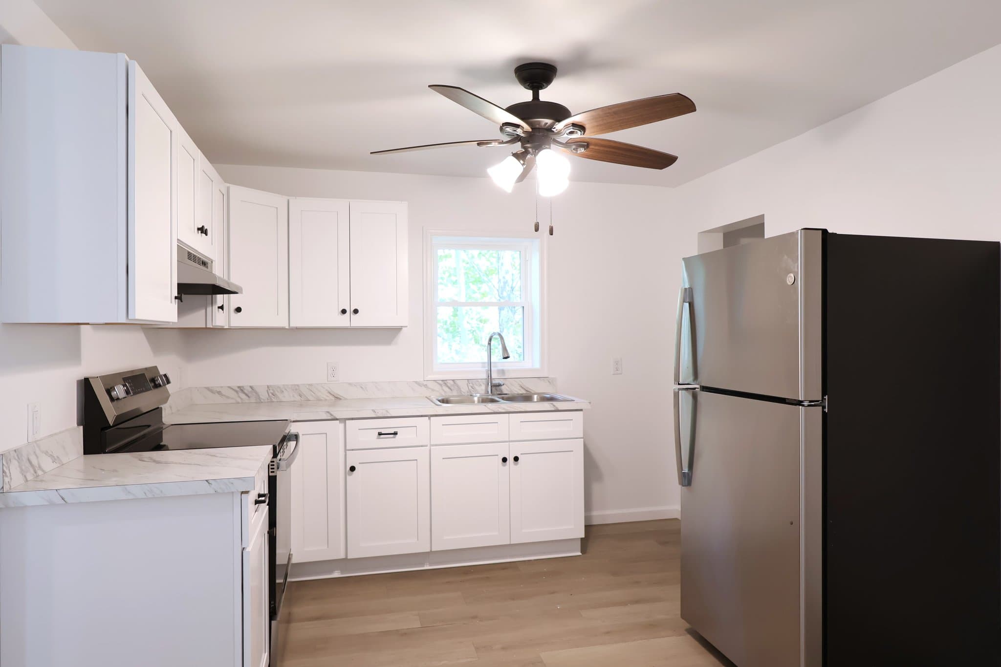 Manheim House: 647 S Chiques Rd