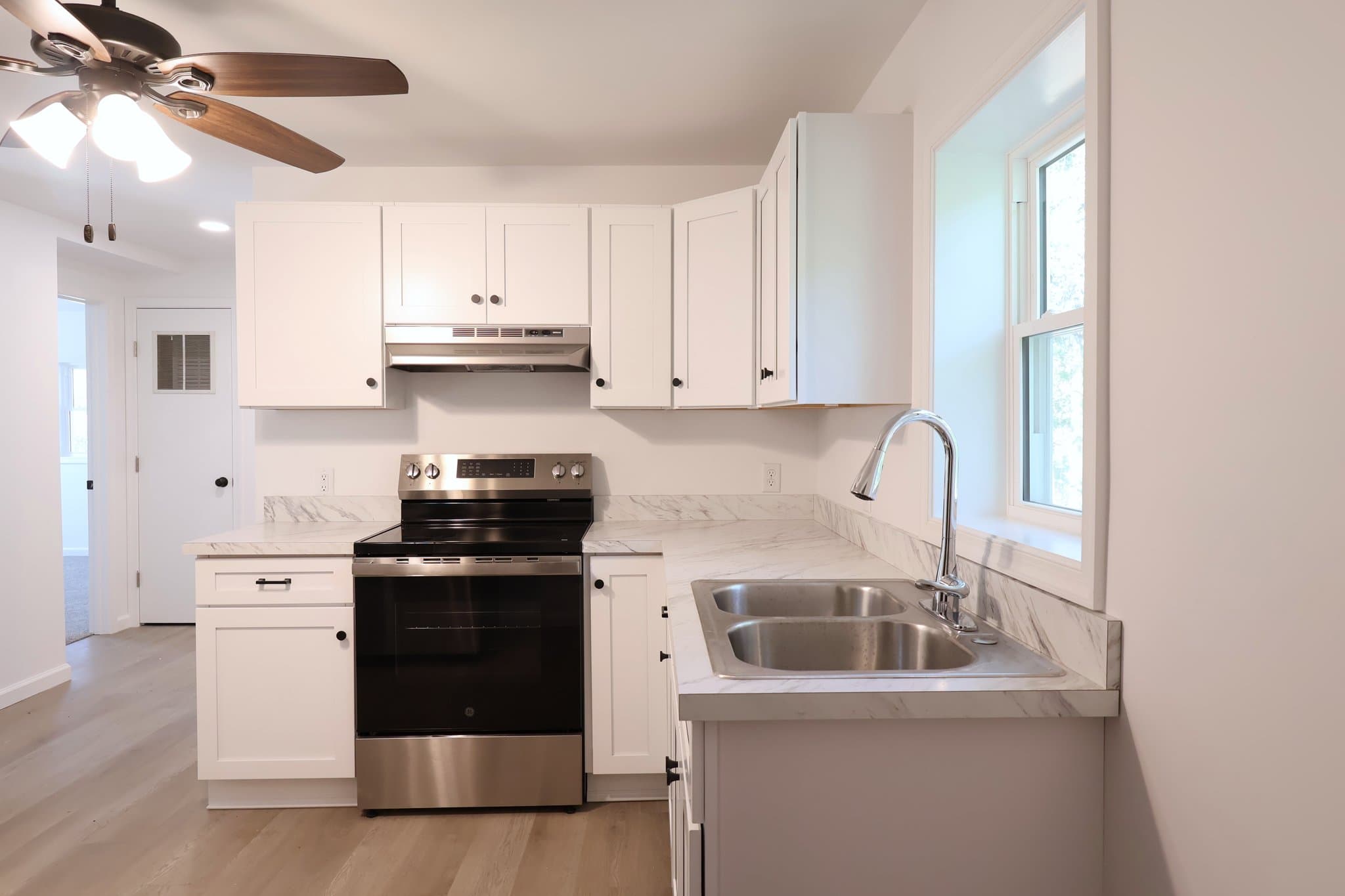Manheim House: 647 S Chiques Rd