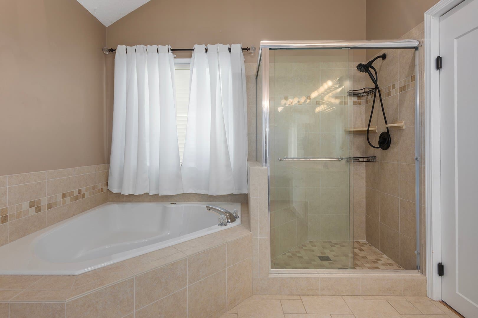 Overland Park House: 13001 Slater St