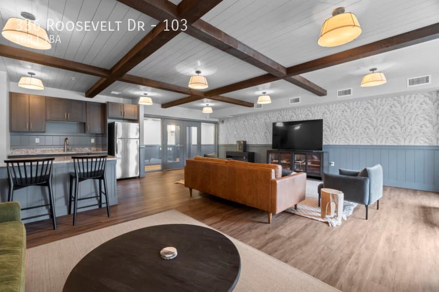 Seymour Apartment: 336 Roosevelt Dr