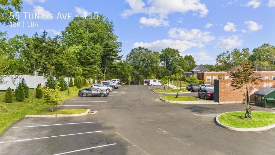 Bloomfield Apartment: 55 Tunxis Ave