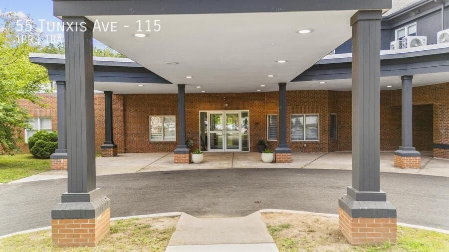 Bloomfield Apartment: 55 Tunxis Ave