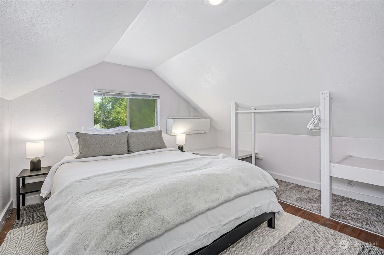 Seattle House: 140 NE 55th St