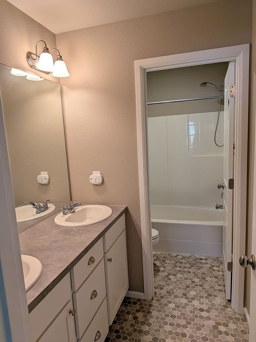 Lacey House: 8643 Spartacus St NE