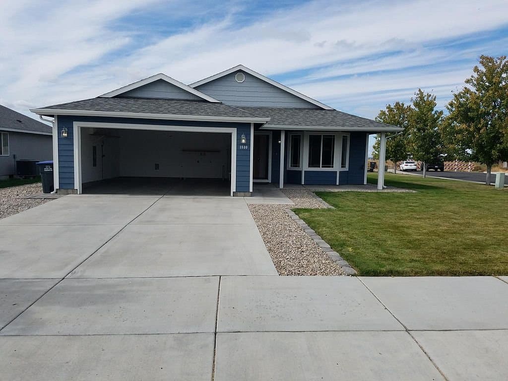 Moses Lake House: 1840 S Leanne Ave
