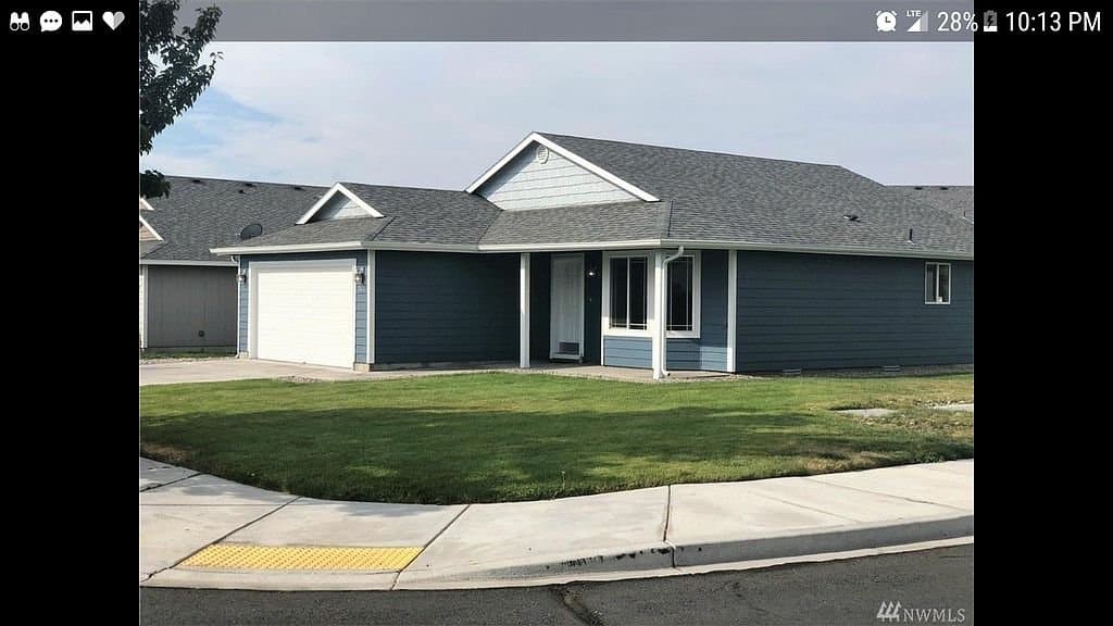 Moses Lake House: 1840 S Leanne Ave