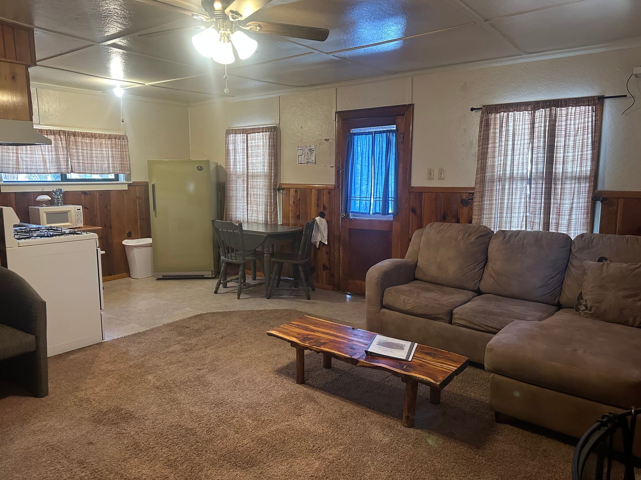 Pinetop House: 237 E White Mountain Blvd