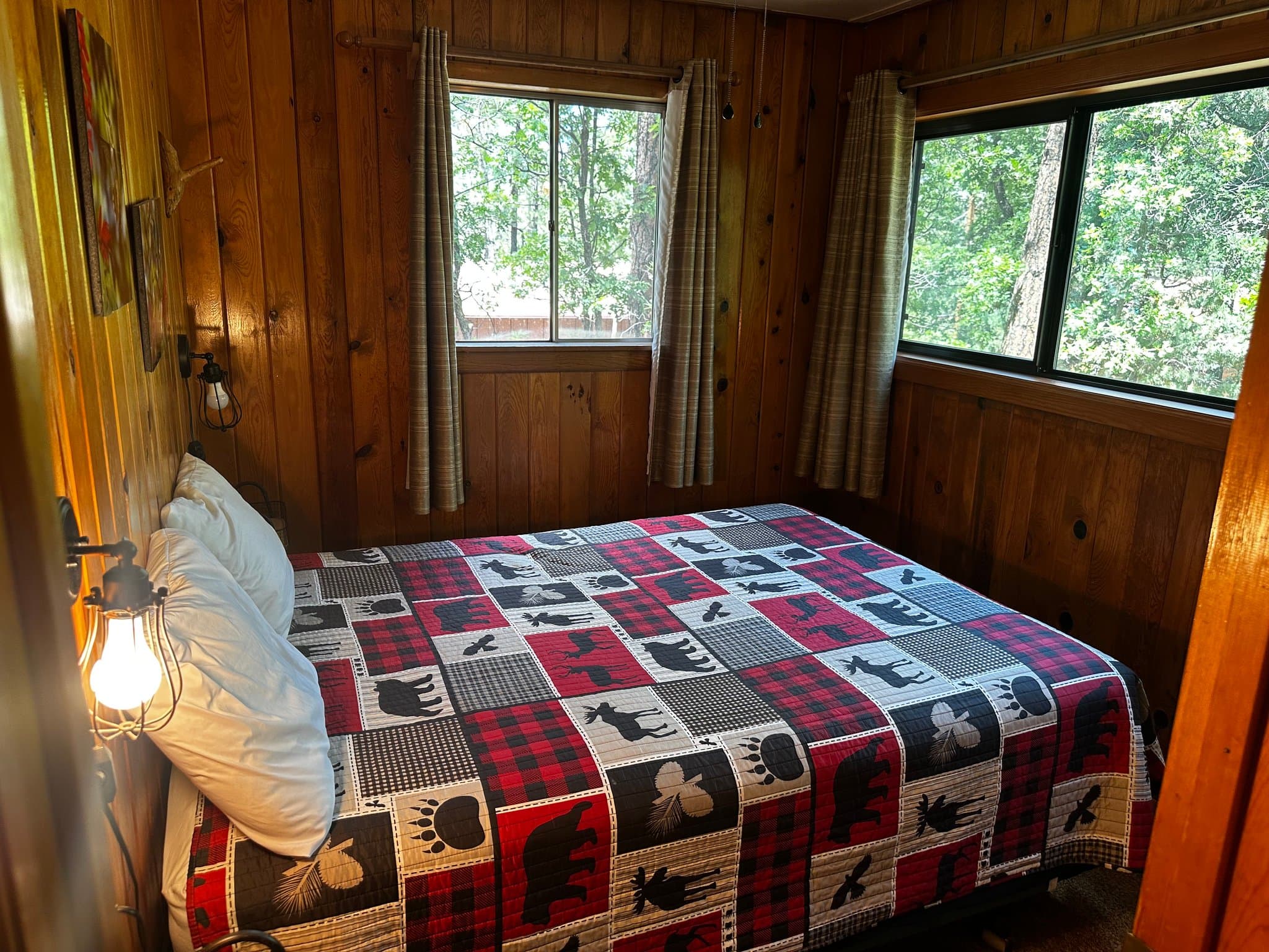 Pinetop House: 237 White Mountain Blvd