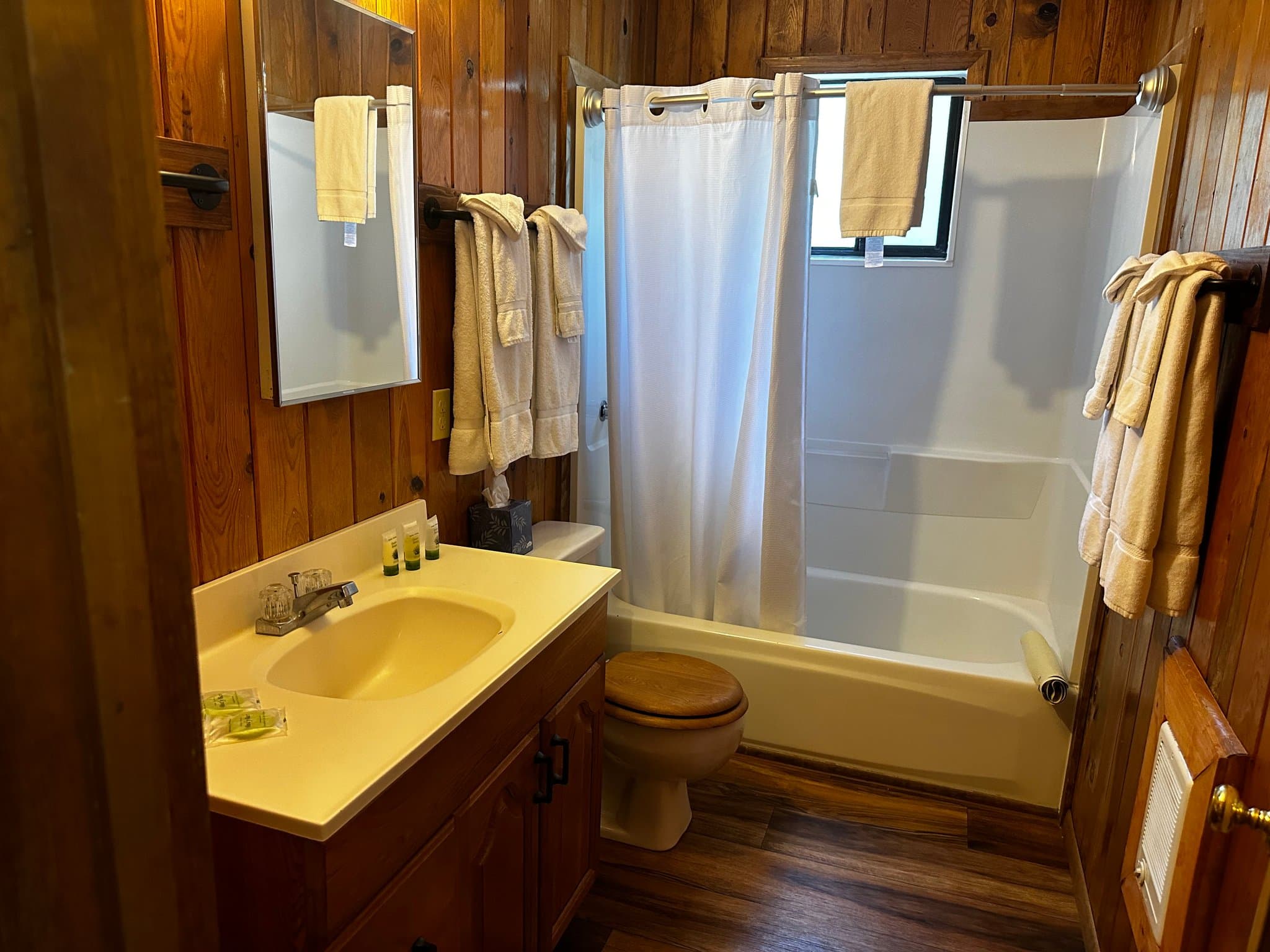 Pinetop House: 237 White Mountain Blvd