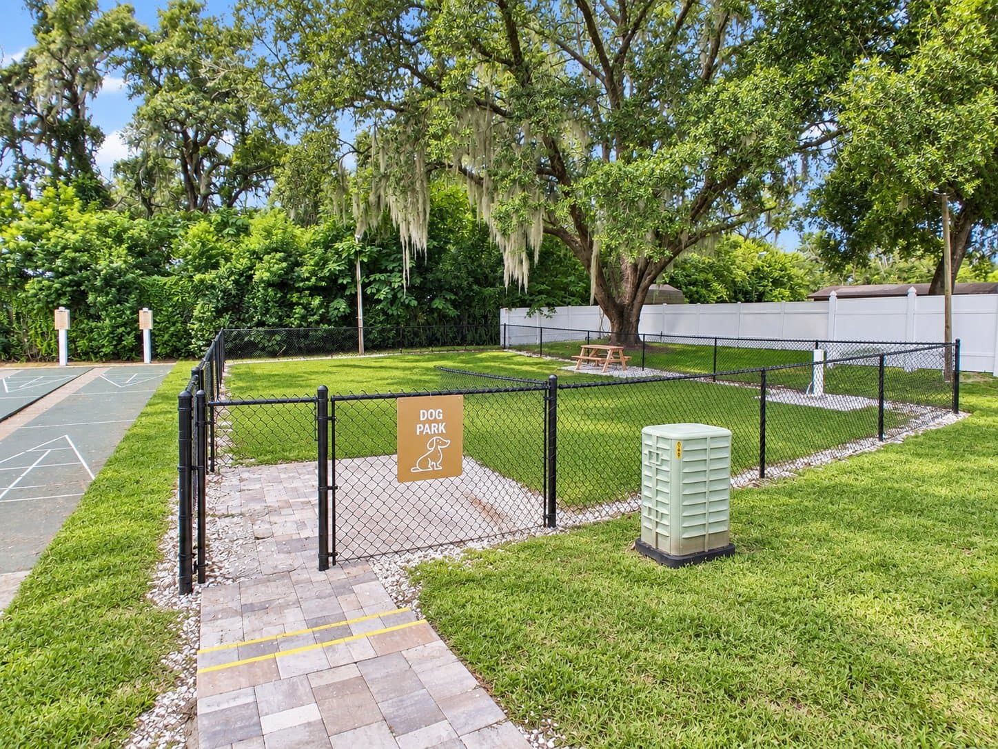 Thonotosassa House: 9401 E Fowler Ave