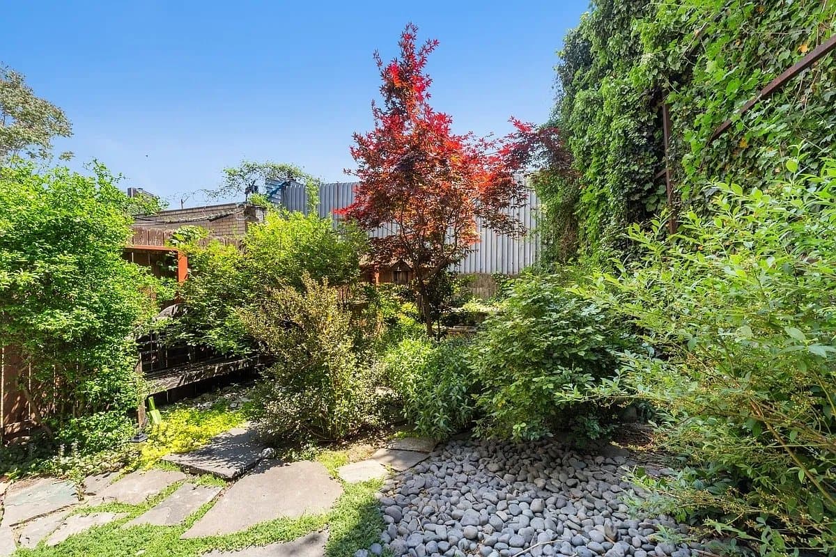 Brooklyn Multiplex: 18 Herkimer Street, apt 1