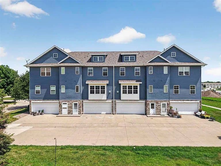 North Liberty Townhome: 420 Glenmoor Pl