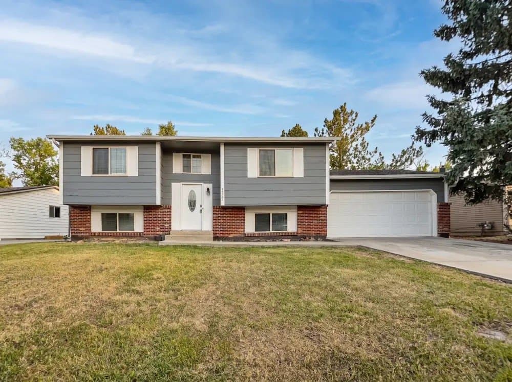 thornton House: 11768 Albion st