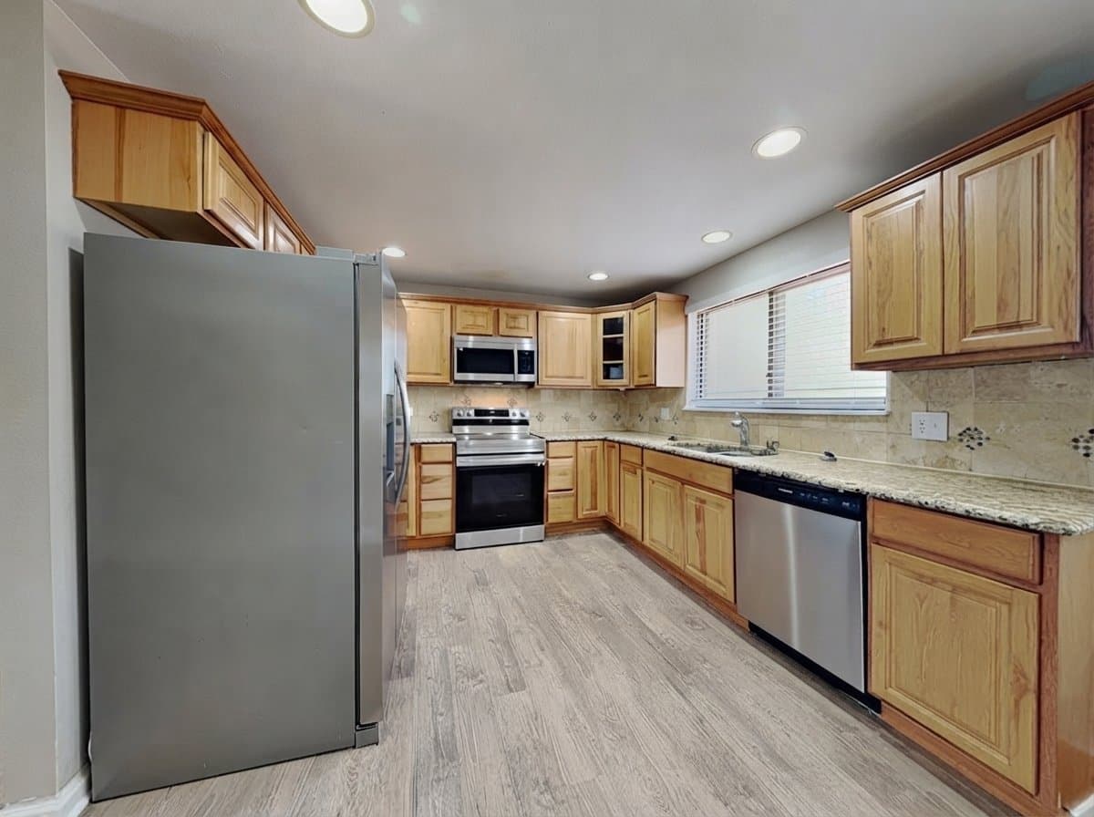 thornton House: 11768 Albion st