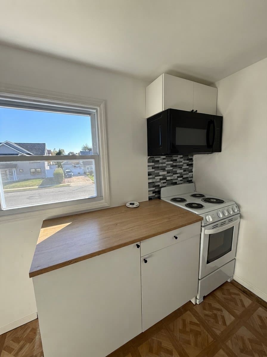 Levittown House: 27 Mallard Rd