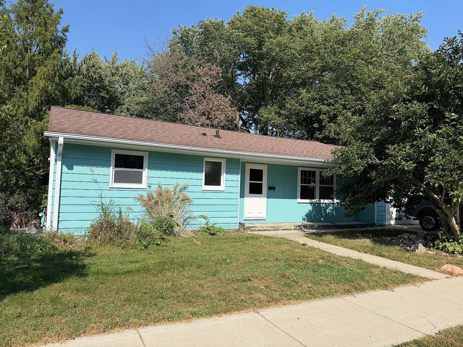 Stoughton House: 618 Clyde St