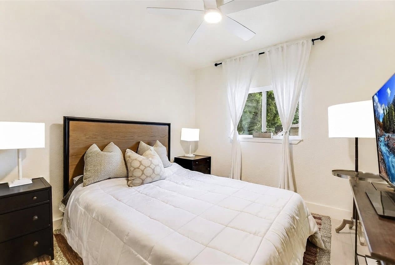 Austin House: 805 Eberhart Ln