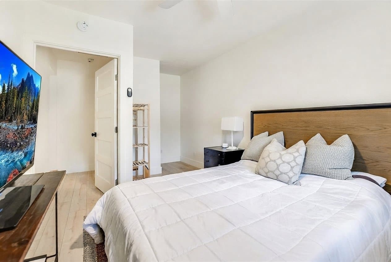 Austin House: 805 Eberhart Ln