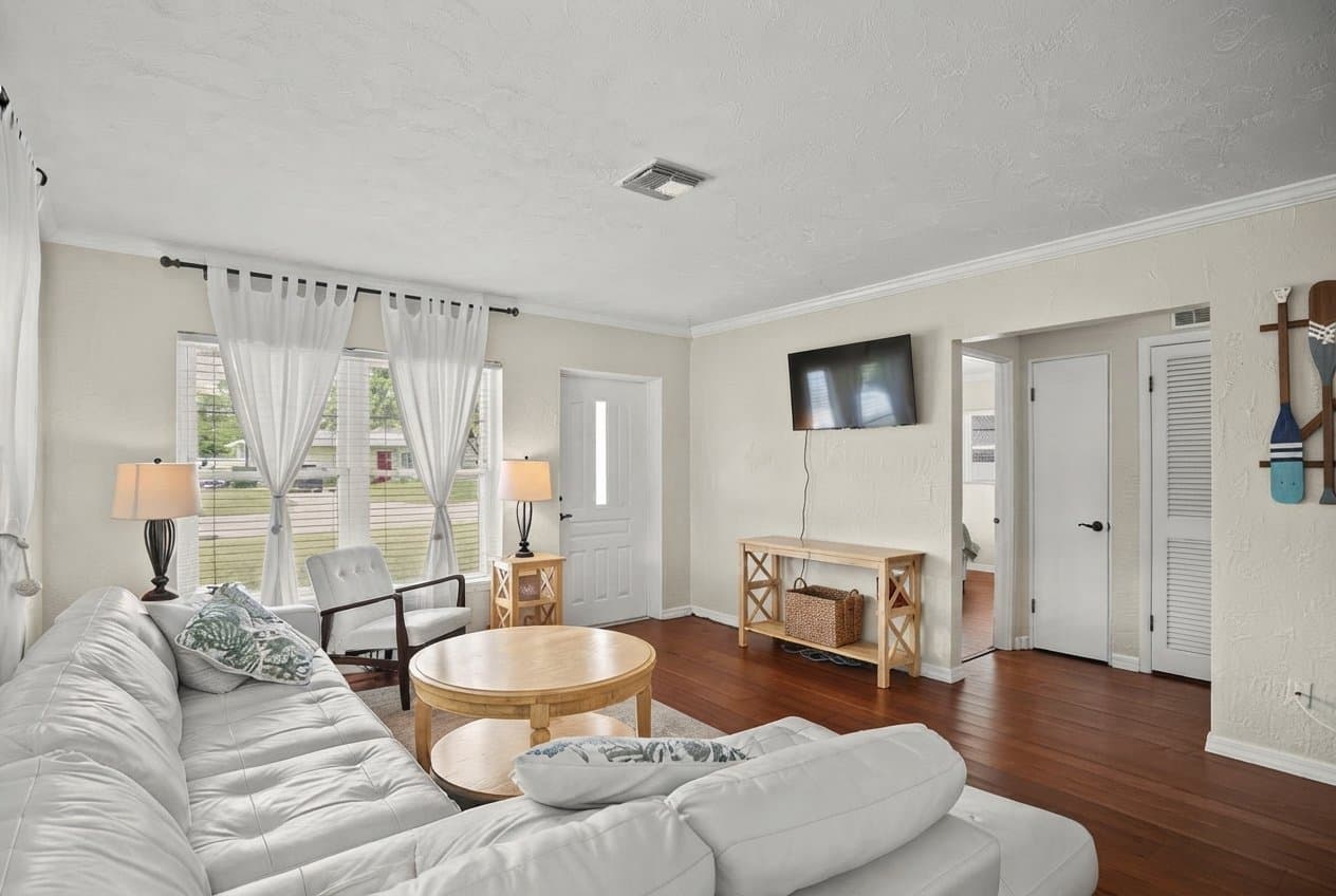 Clearwater House: 1121 Sunnydale Dr