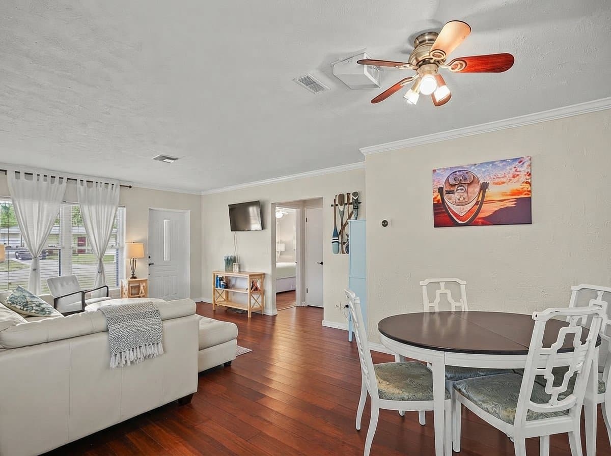 Clearwater House: 1121 Sunnydale Dr