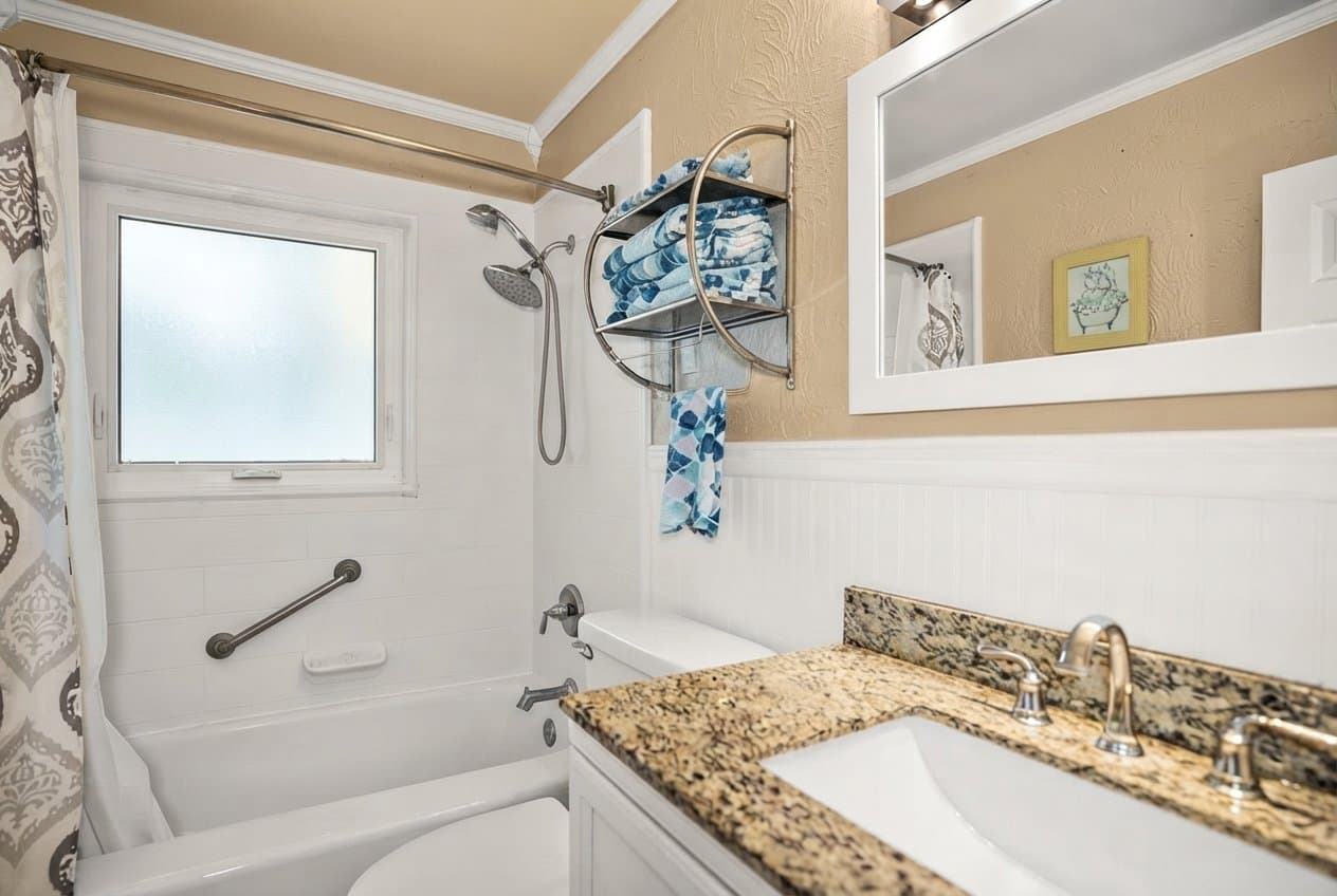 Clearwater House: 1121 Sunnydale Dr