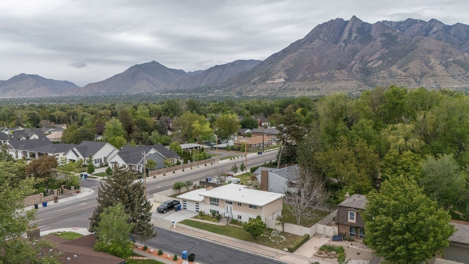 Murray House: 6123 S Rodeo Ln