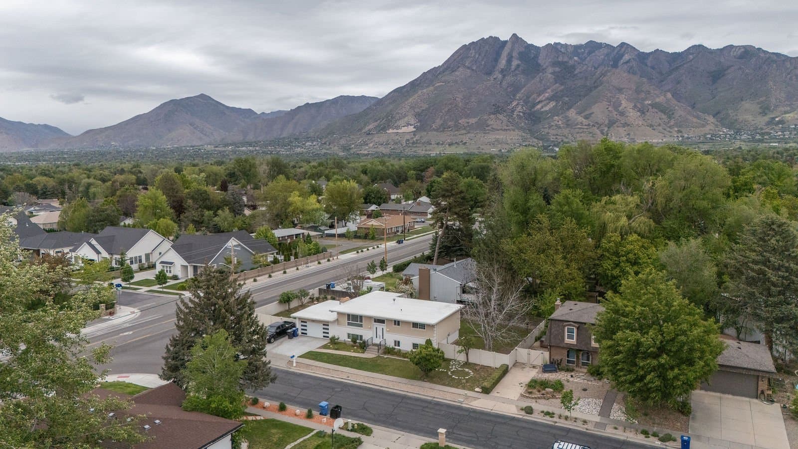 Murray House: 6123 S Rodeo Ln
