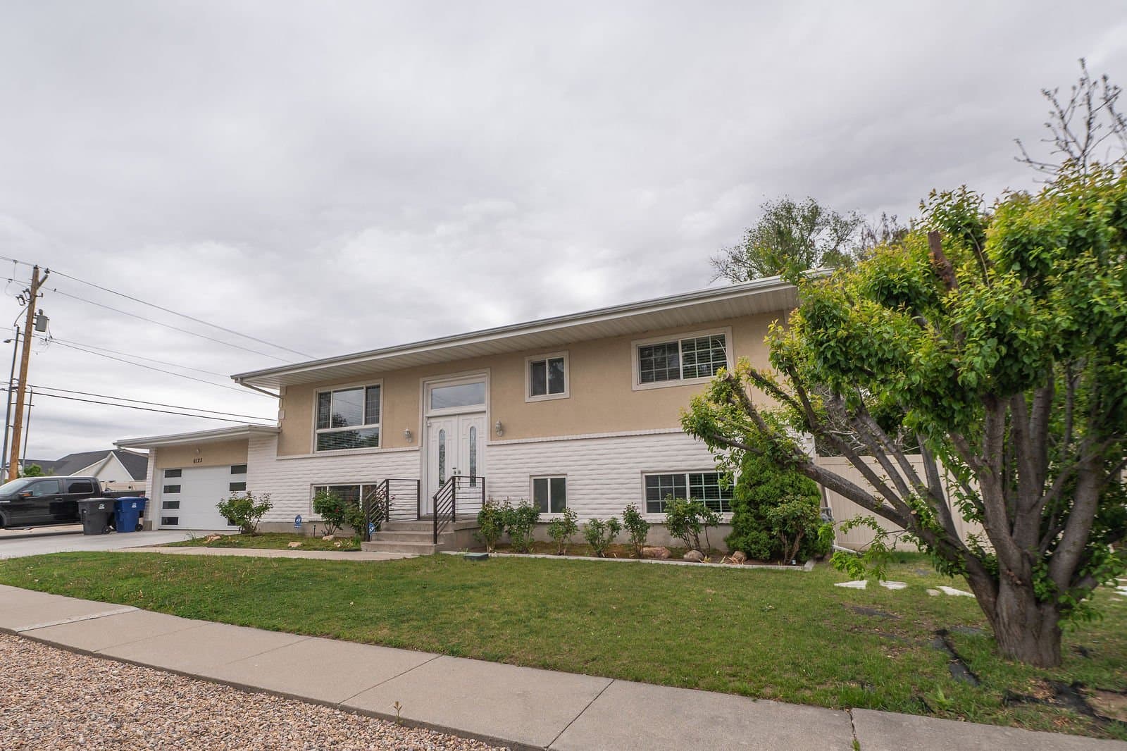 Murray House: 6123 S Rodeo Ln
