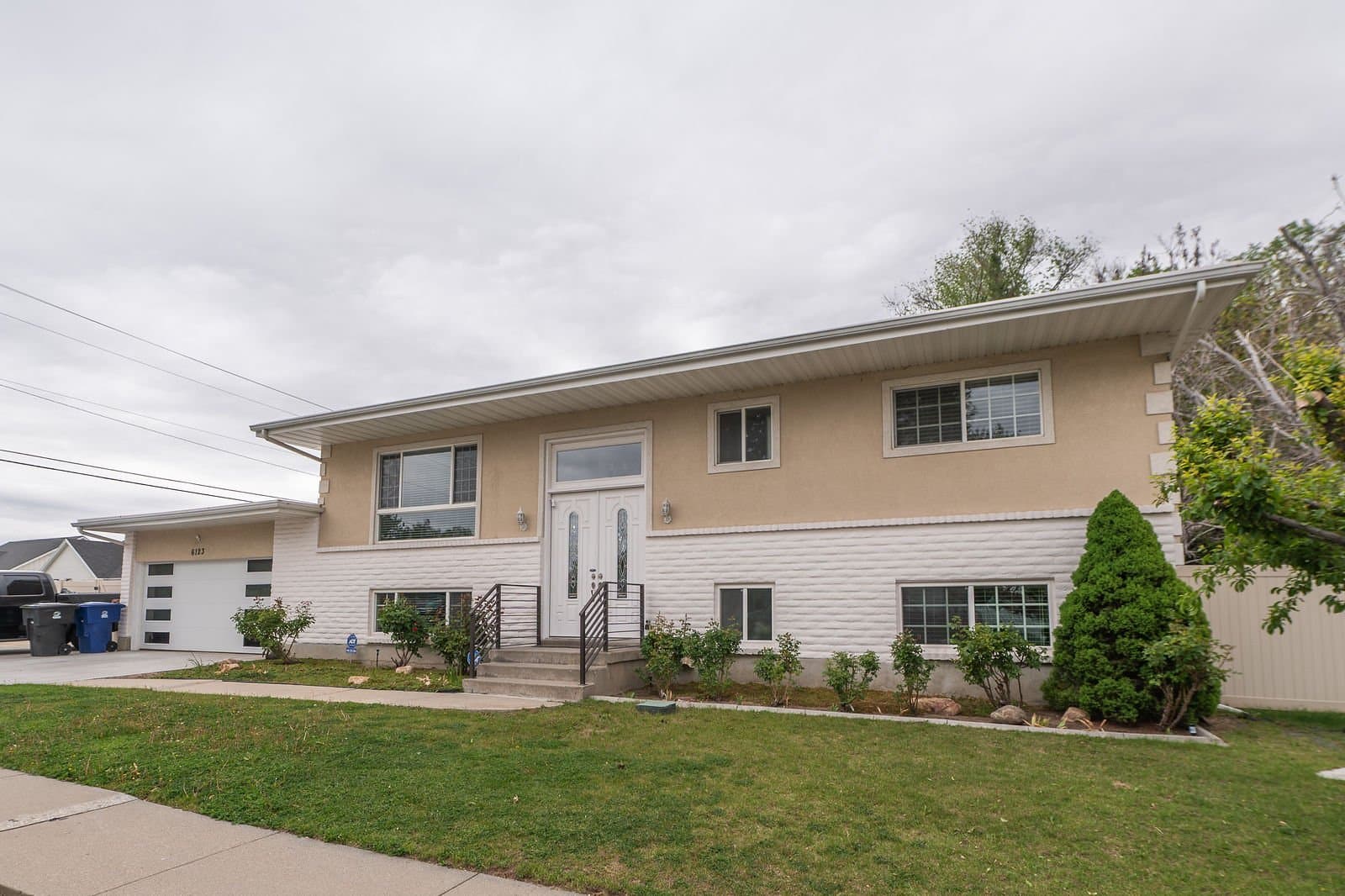 Murray House: 6123 S Rodeo Ln