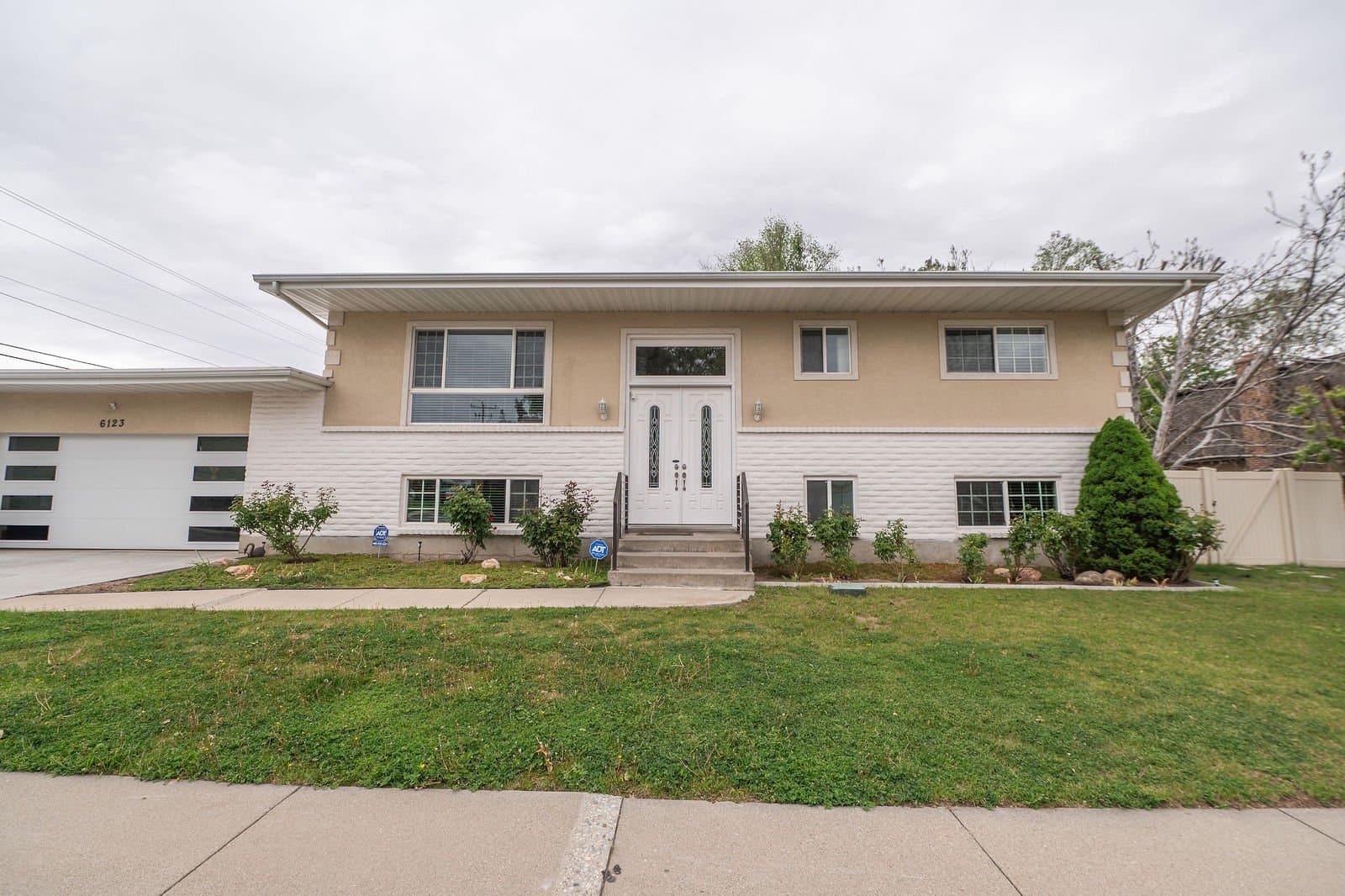 Murray House: 6123 S Rodeo Ln