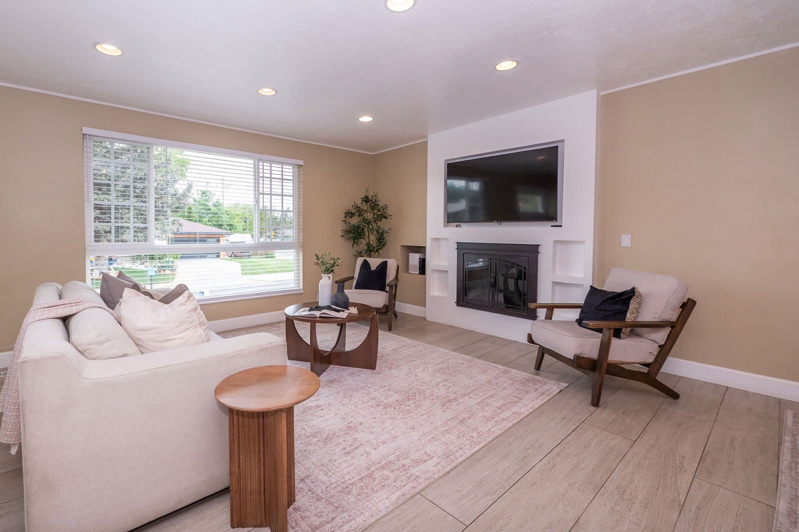 Murray House: 6123 S Rodeo Ln