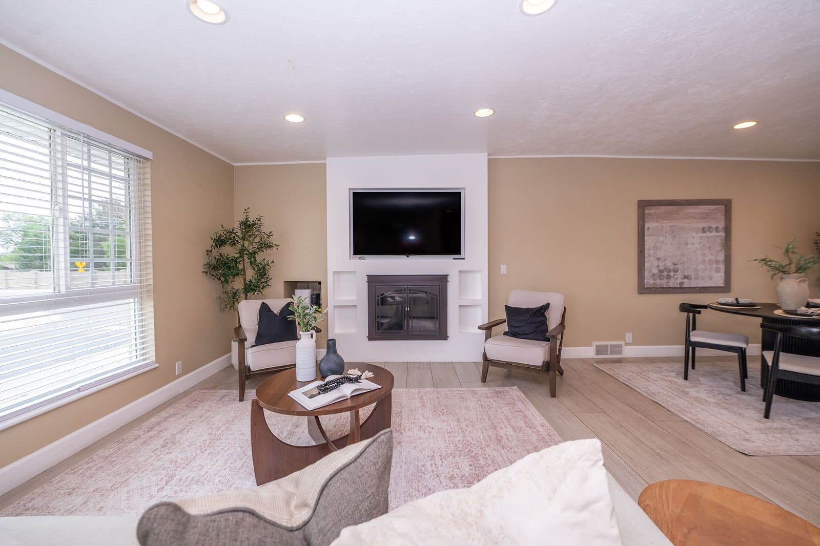 Murray House: 6123 S Rodeo Ln