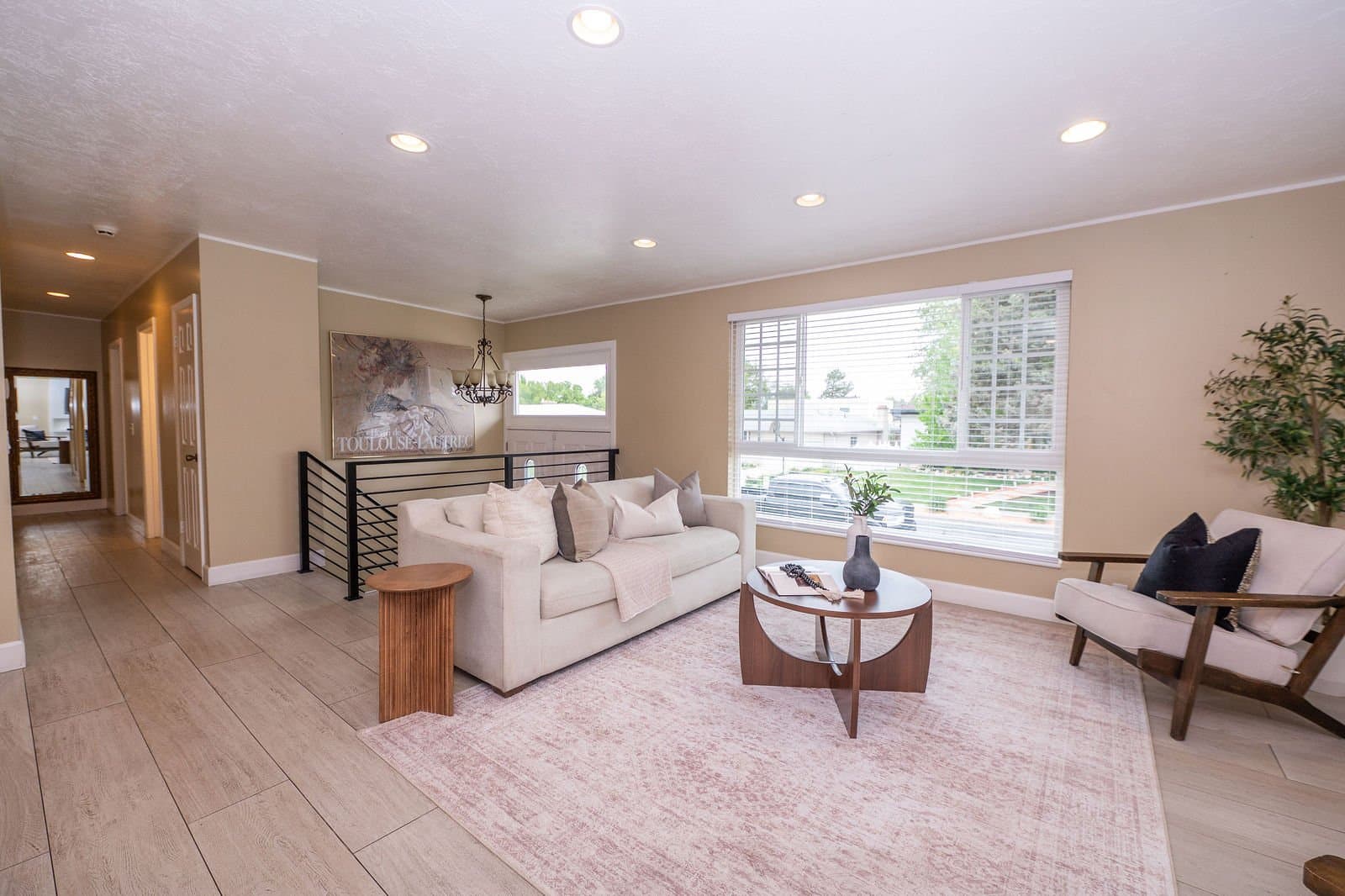 Murray House: 6123 S Rodeo Ln