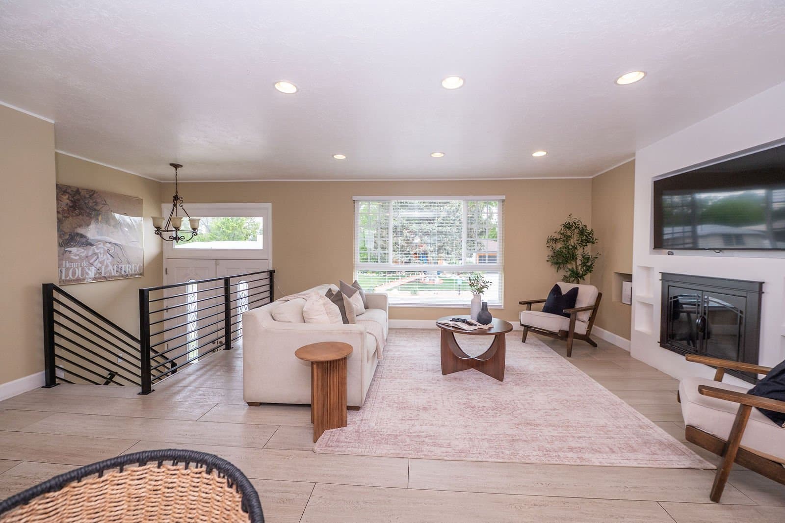 Murray House: 6123 S Rodeo Ln