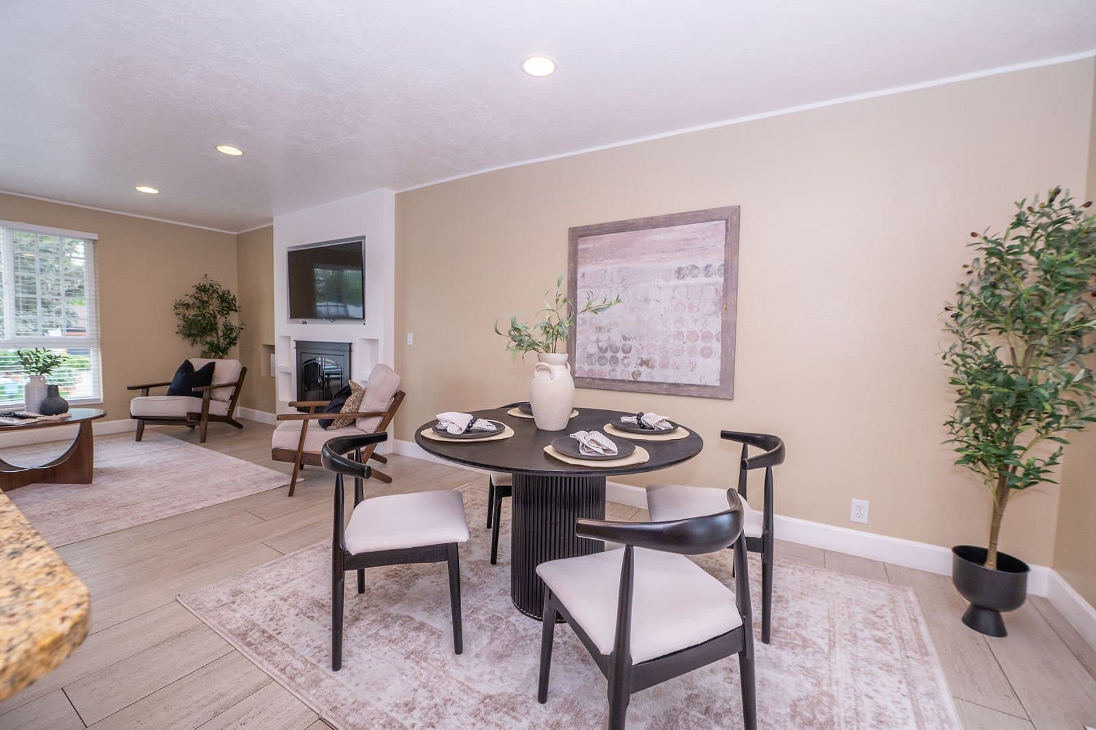 Murray House: 6123 S Rodeo Ln