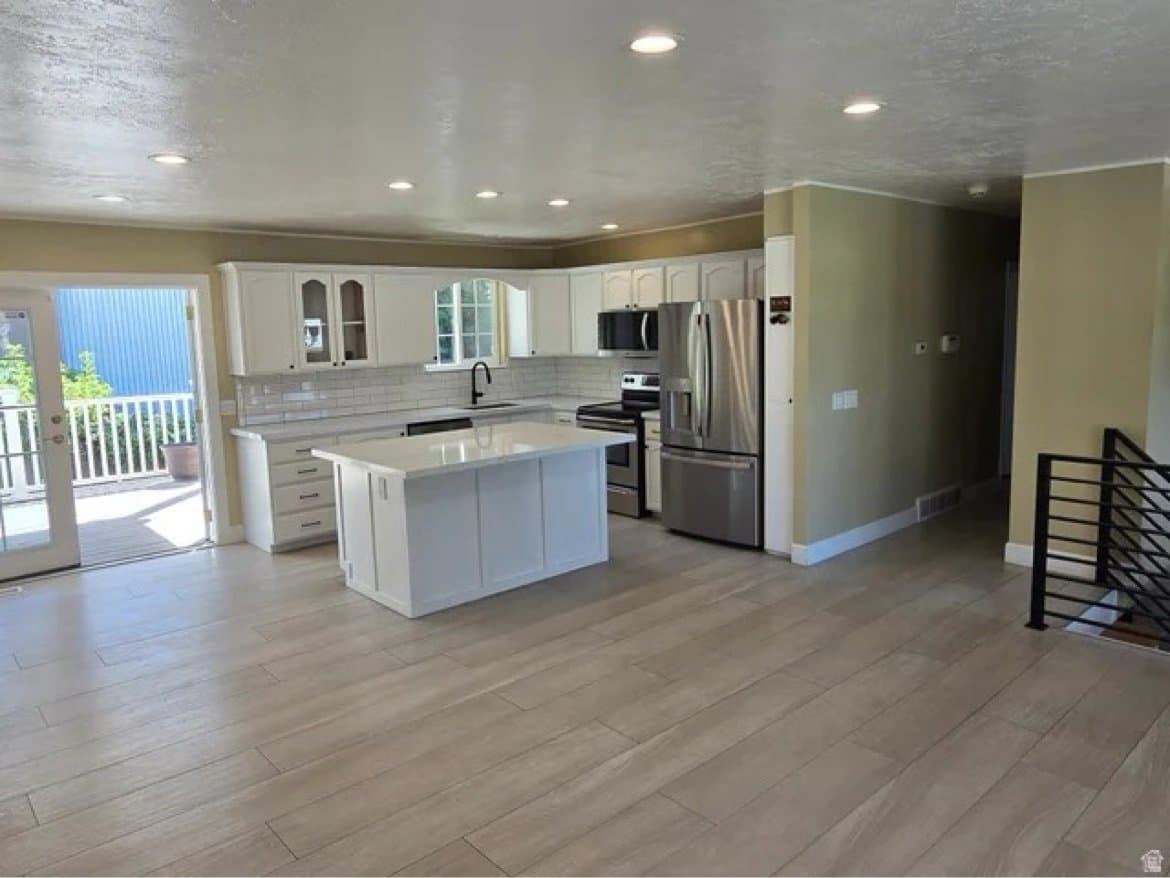 Murray House: 6123 S Rodeo Ln