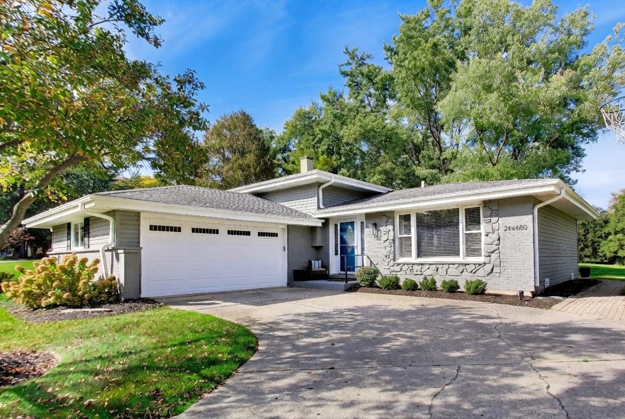 Naperville House: 24w680 Lakewood Dr