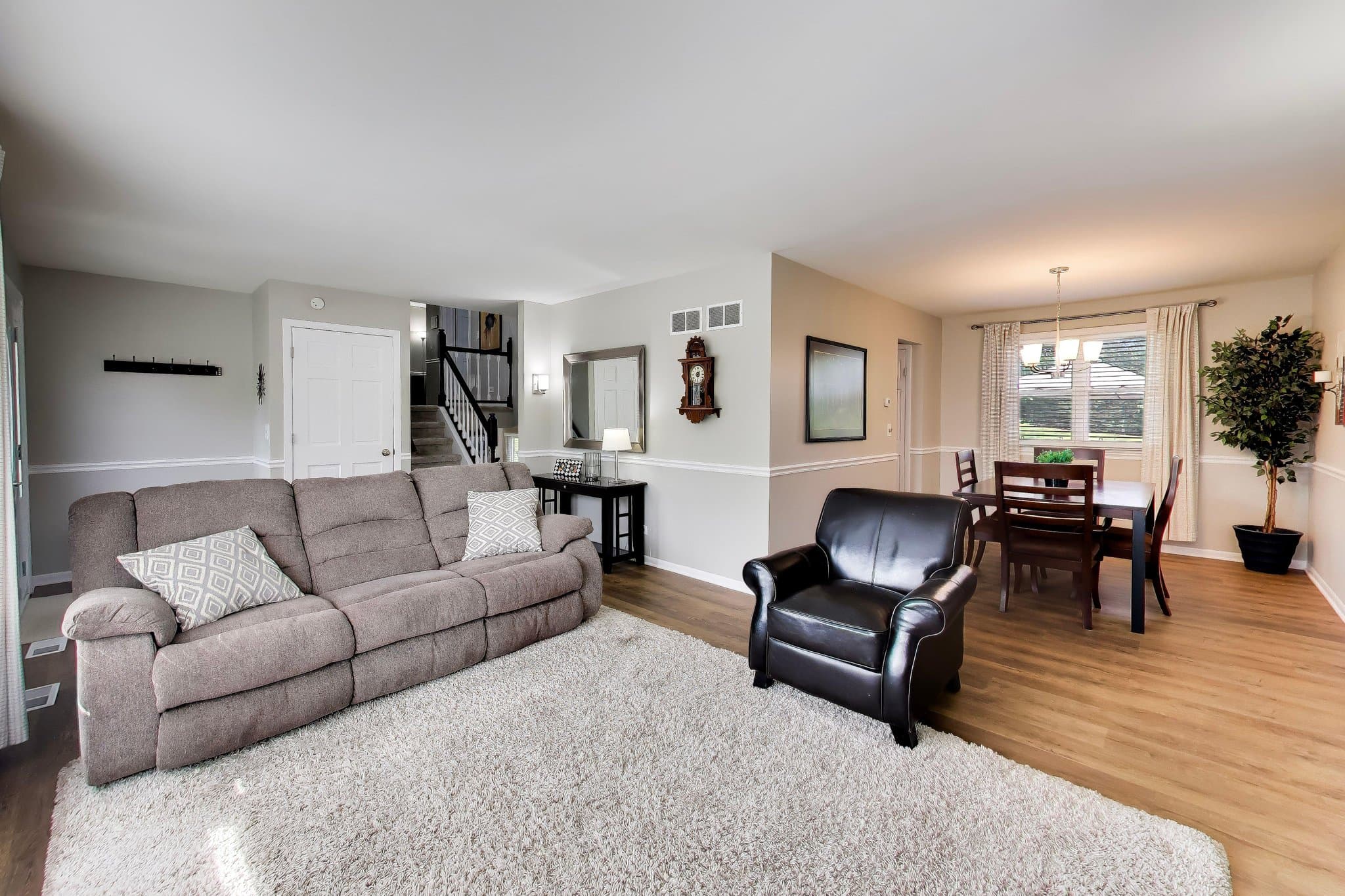 Naperville House: 24w680 Lakewood Dr