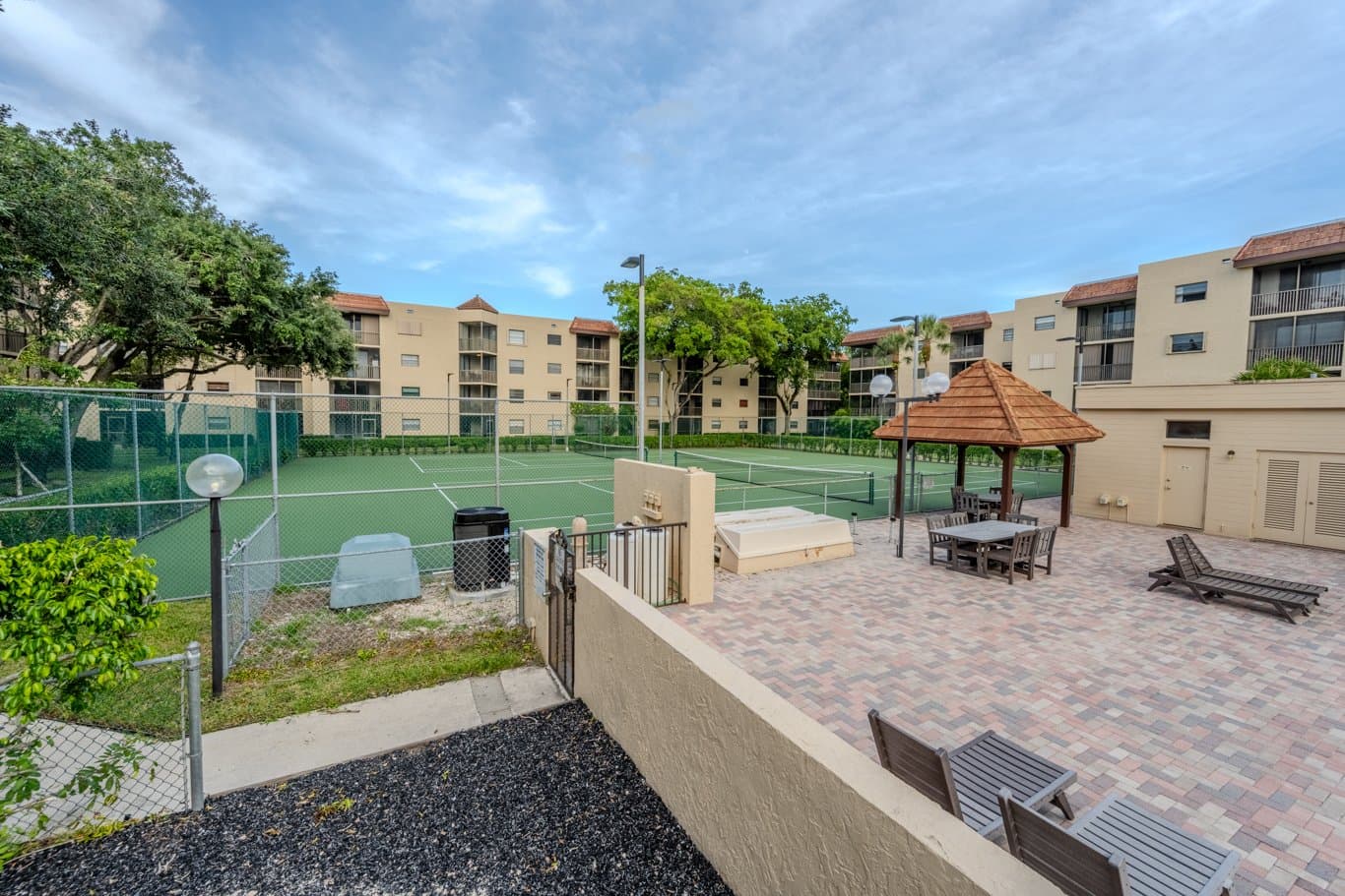 Plantation Condo: 10451 W Broward Blvd