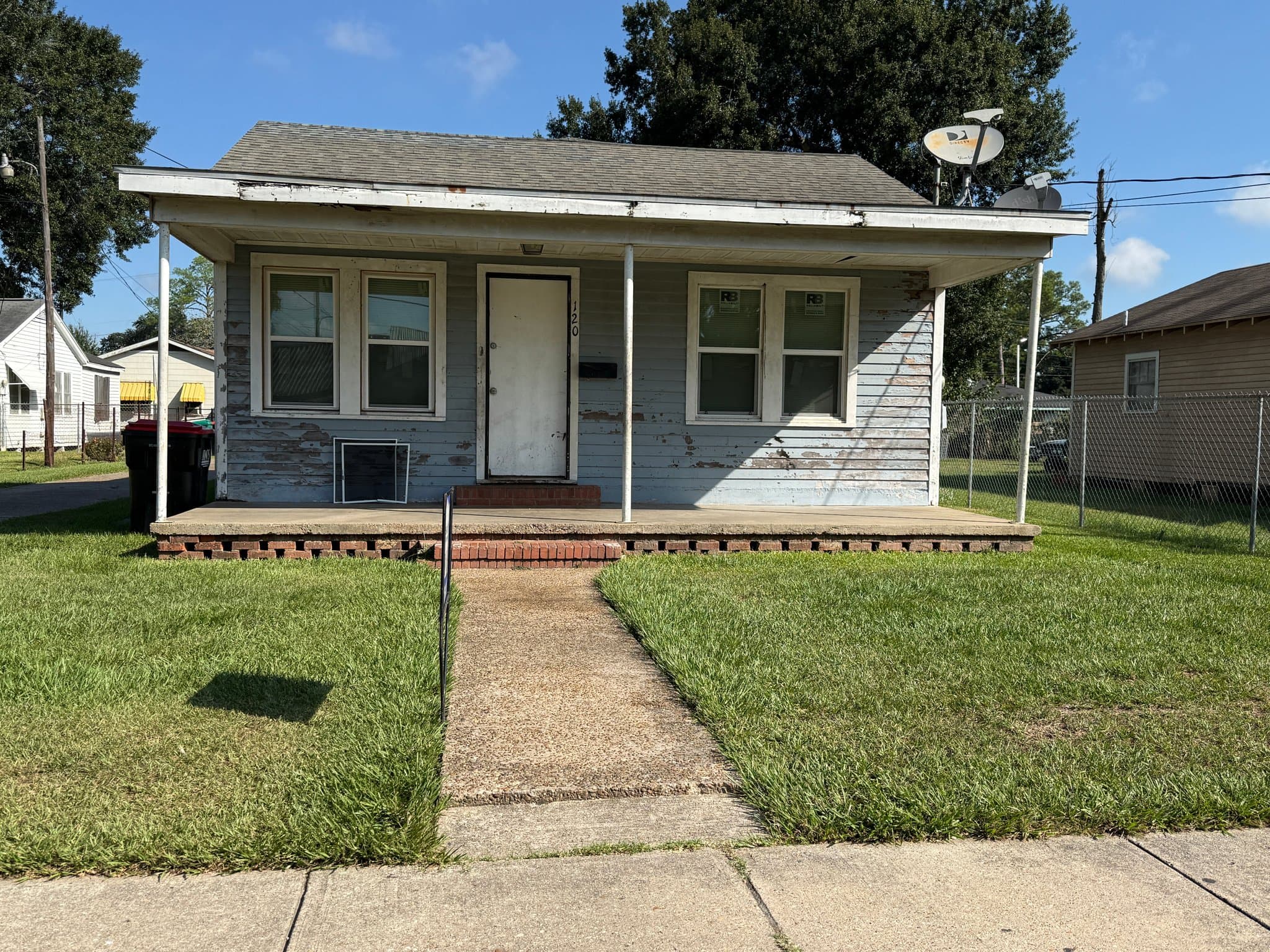 Lafayette House: 120 W Foch St