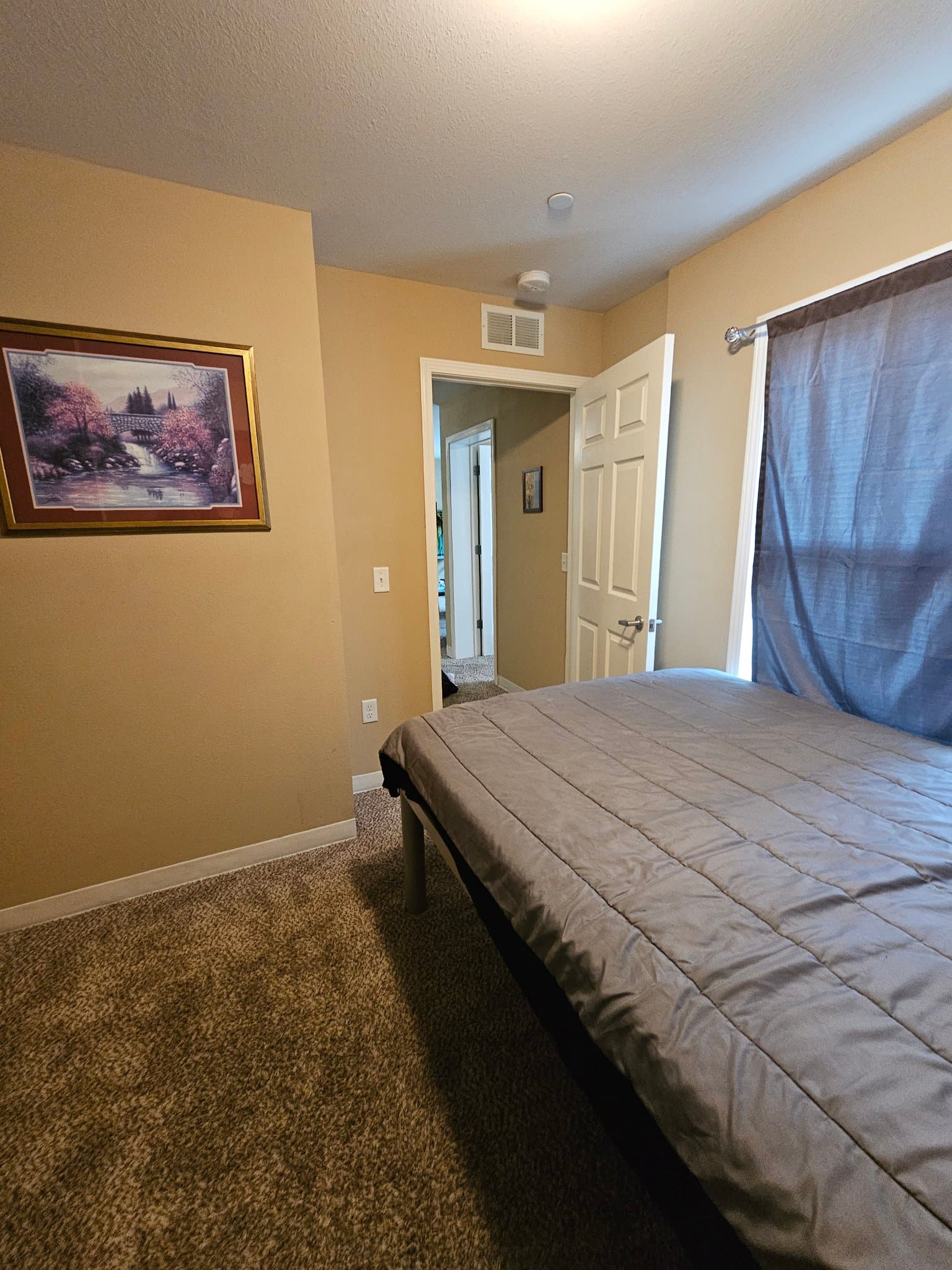 Marshfield Apartment: 2313 W 5th St