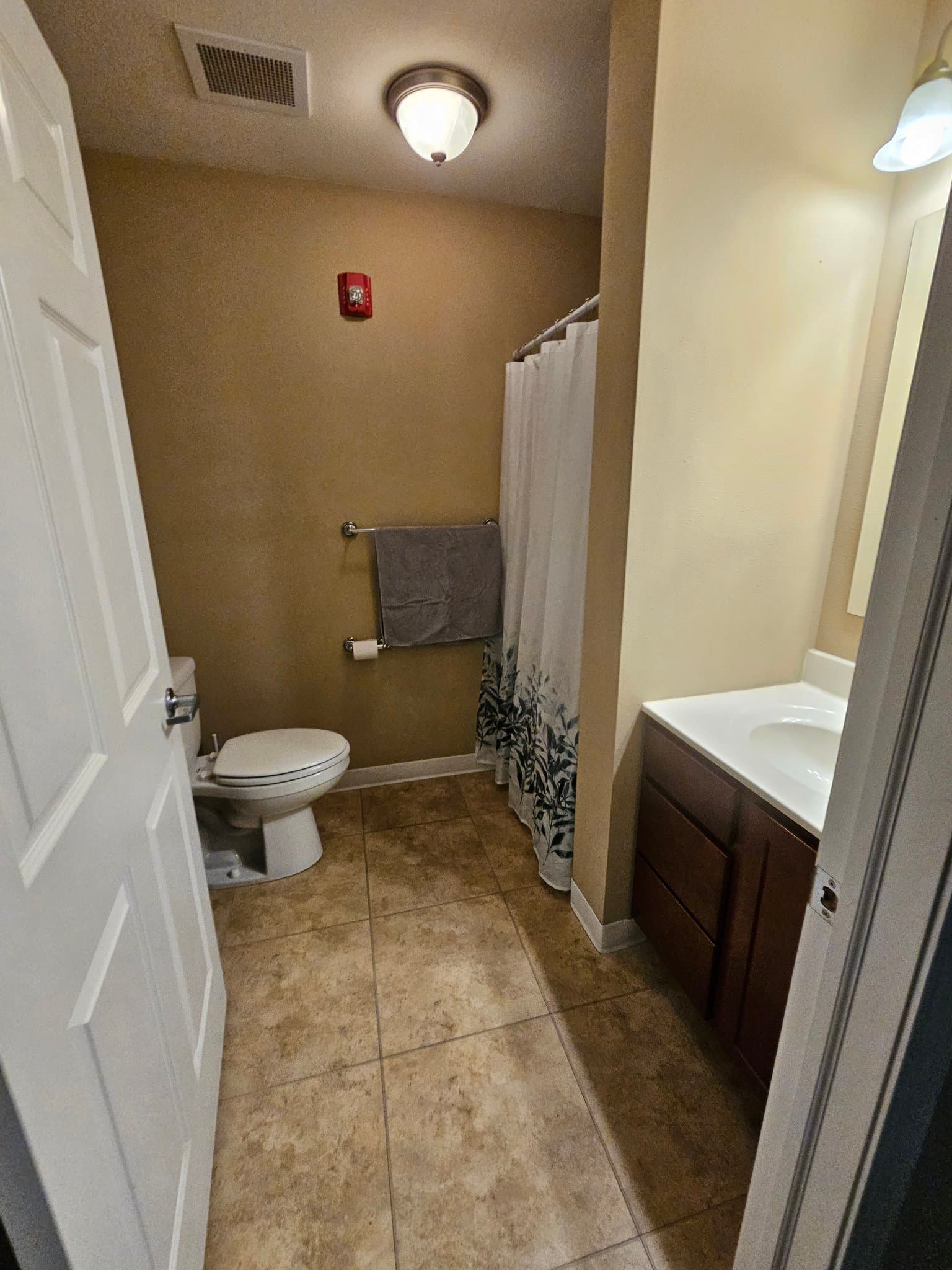 Marshfield Apartment: 2313 W 5th St
